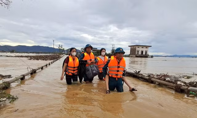 Những ‘người hùng’ trong bão lũ ở Nghệ An