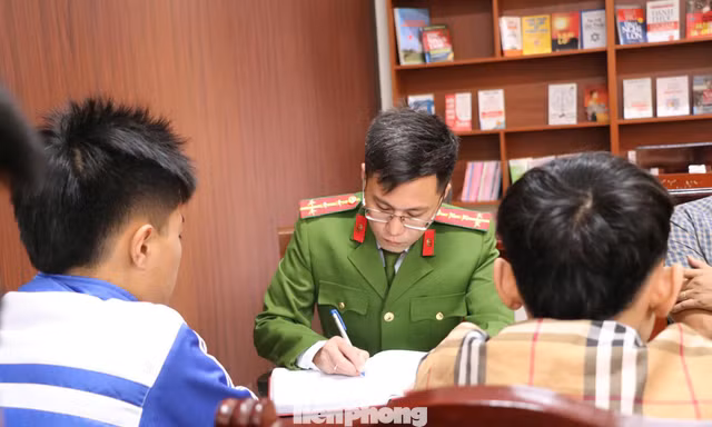 Khi cha mẹ, nhà trường và công an cùng bắt tay 'cứu' học sinh hư