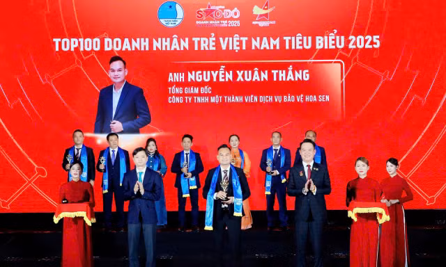 Ông Nguyễn Xuân Thắng – Tổng Giám đốc Công ty Dịch vụ Bảo vệ Hoa Sen vinh dự nhận giải thưởng Sao Đỏ 2025