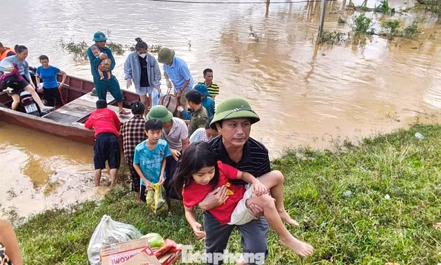 Nước sông Lam dâng cao 5m, hàng nghìn hộ dân khẩn cấp sơ tán