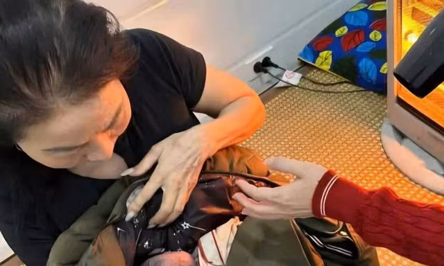 Bé trai sơ sinh còn nguyên dây rốn bị bỏ rơi ở bờ mương 