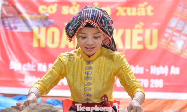 Cô gái Thái níu giữ nghề xưa, tạo sinh kế bền vững cho bản làng