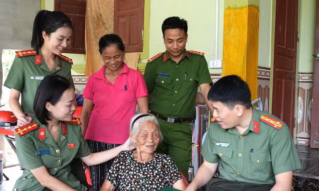Công an Nghệ An thăm, sửa chữa nhà Mẹ Việt Nam Anh hùng