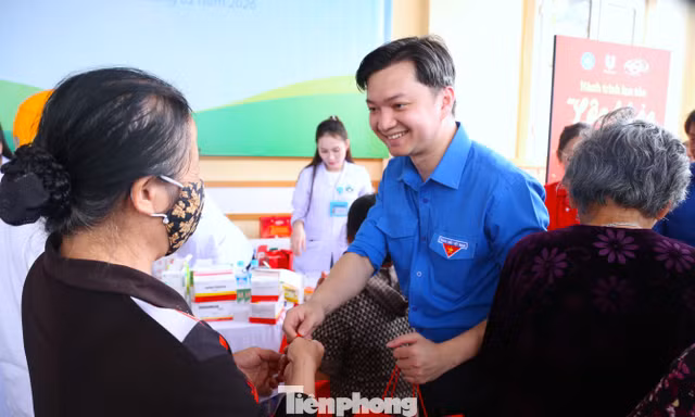 Khám, phát thuốc miễn phí cho hơn 1.000 người dân ở Hà Tĩnh