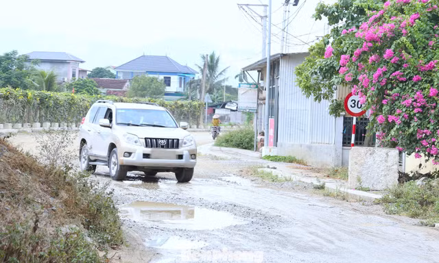 Điểm nghẽn ở dự án đường trăm tỷ, người dân khổ bởi 'nắng bụi, mưa bùn'