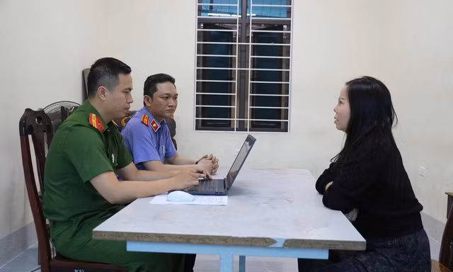 Khởi tố 3 đối tượng ném chất bẩn vào cửa hàng quần áo để “dằn mặt”