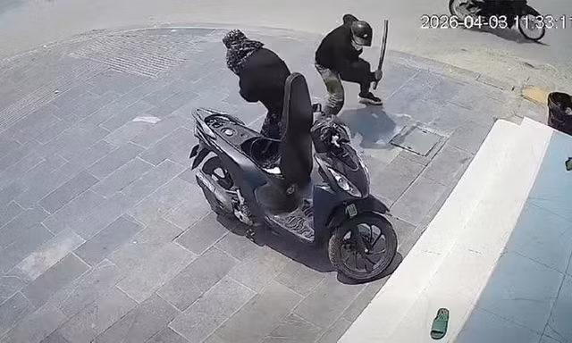 Truy tìm hai người bịt mặt dùng gậy tấn công phụ nữ giữa phố