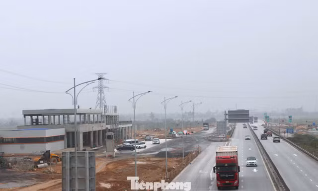 Trạm dừng nghỉ cao tốc Bắc - Nam qua Nghệ An chưa xong, tài xế xoay xở thế nào? 