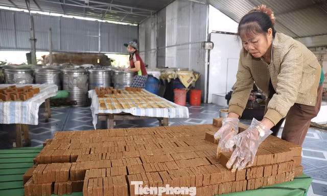 Thoăn thoắt đảo mật, đổ khuôn, chắt chiu từng mẻ đường phên 