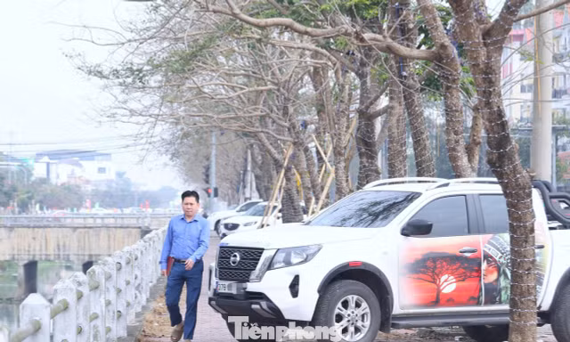 Vỉa hè bị ‘nuốt chửng’, lòng đường thành bãi đỗ xe