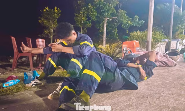 Giấc ngủ vội của những người lính sau hàng chục giờ chiến đấu với 'giặc lửa'