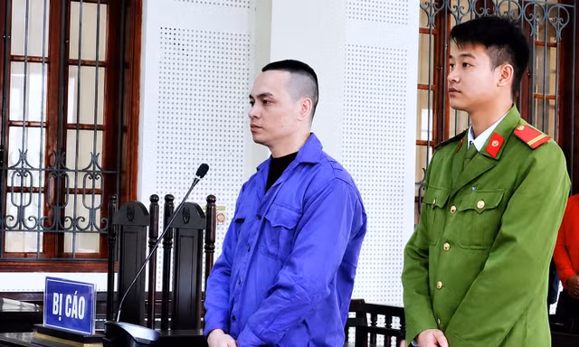 Người cha bật khóc ở tòa, nghẹn lòng hỏi con trai: ‘Sao không làm nghề chân chính?’