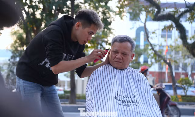 Tiệm cắt tóc 0 đồng của nhóm bạn trẻ