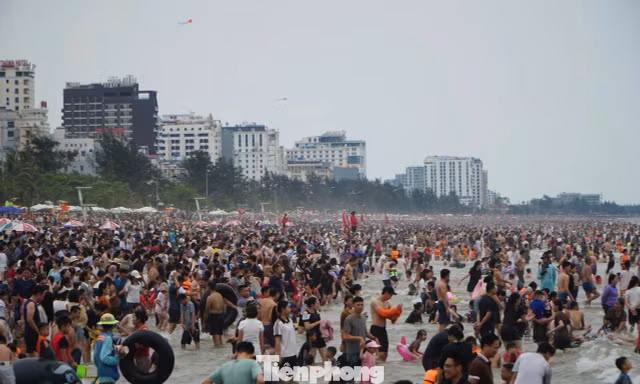 'Bùng nổ' du lịch Cửa Lò, Sầm Sơn 