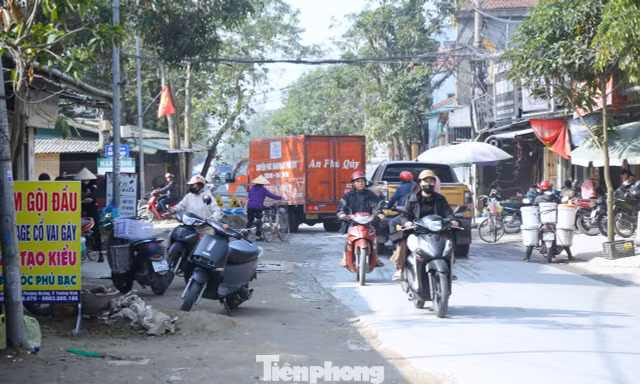 Dân khốn khổ với tuyến đường 'đào lên rồi để đó' cả năm ở Nghệ An