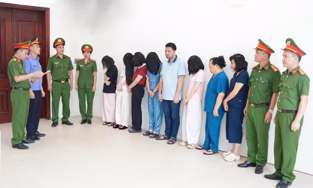 Bóc trần chiêu trò 'vẽ bệnh' tại phòng khám đa khoa y học Nghệ An, khởi tố 10 bị can
