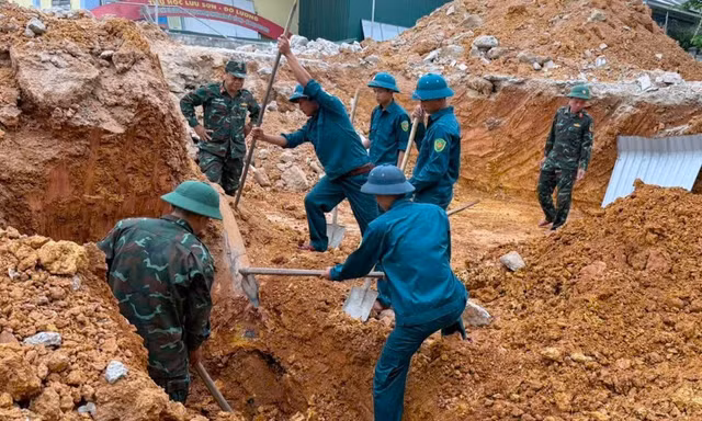 Đào móng xây trường, phát hiện quả bom còn nguyên kíp nổ