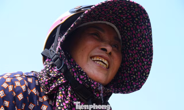Nắng hơn 40 độ C, người lao động miệt mài mưu sinh