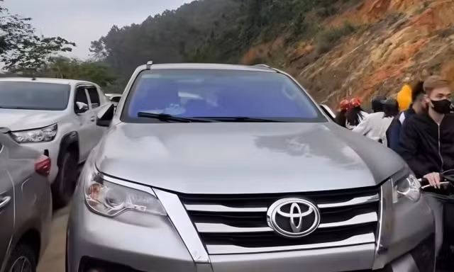 Ô tô đỗ chắn lối lên chùa Đại Tuệ ở Nghệ An gây ùn tắc kéo dài