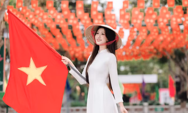 Cờ bay đỏ rực trời quê, sen hồng ngát tỏa lối về Kim Liên