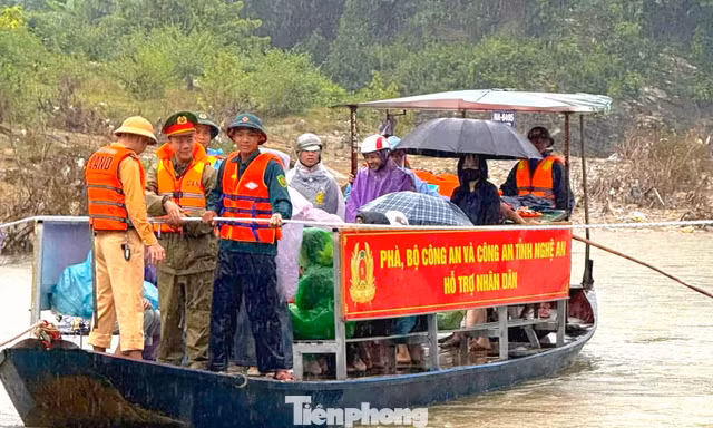 Bộ Công an, Công an Nghệ An tặng thuyền đưa người dân qua sông sau khi cầu bị lũ cuốn