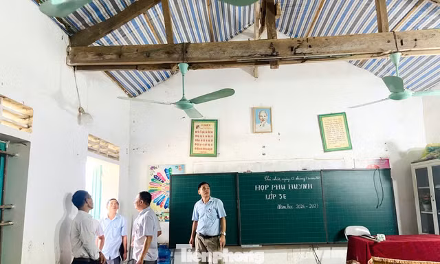 140 học sinh không tới lớp vì phụ huynh phản đối sáp nhập điểm trường