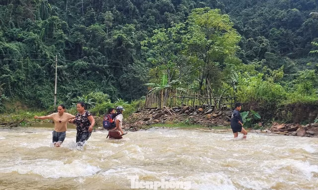 Bất chấp mưa lũ, sạt lở phụ huynh vẫn cõng con vượt suối đến trường