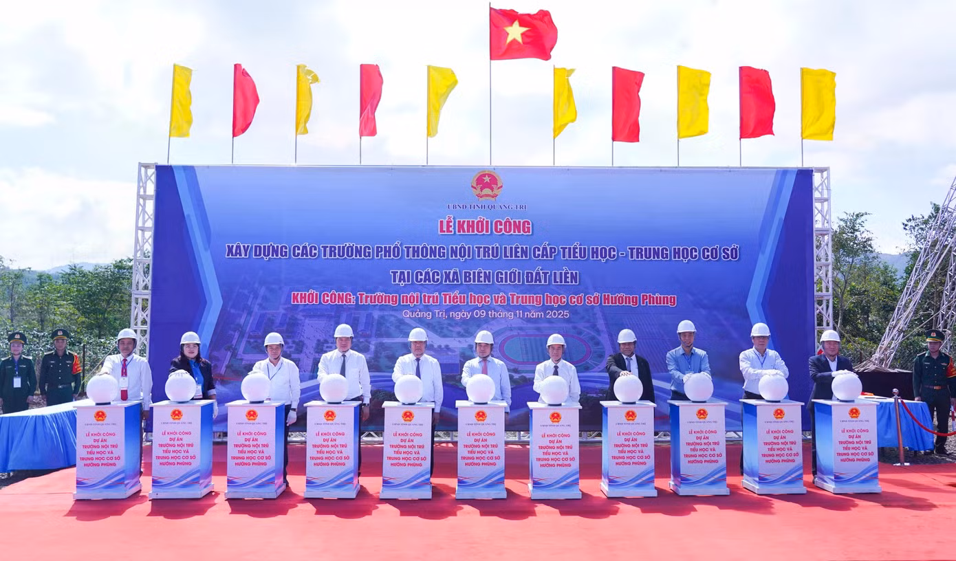 Các đại biểu bấm nút khởi công dự án.