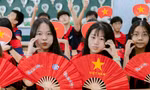 Tặng 5.500 quạt in hình cờ đỏ sao vàng cho người dân xem diễu binh, diễu hành 2/9