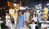 Du khách chen chân ở Hội An 