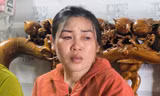 Bà Võ Thị Lúc (vợ thuyền trưởng Huỳnh Văn Sơn) nước mắt lưng tròng, cầu mong chút hy vọng. Ảnh: LK