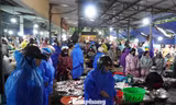 Người dân Đà Nẵng đi mua thực phẩm 'tích trữ 3 ngày' từ tinh mơ