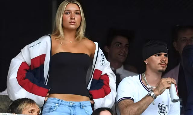 Harper Beckham làm lu mờ hai anh trai ở World Cup