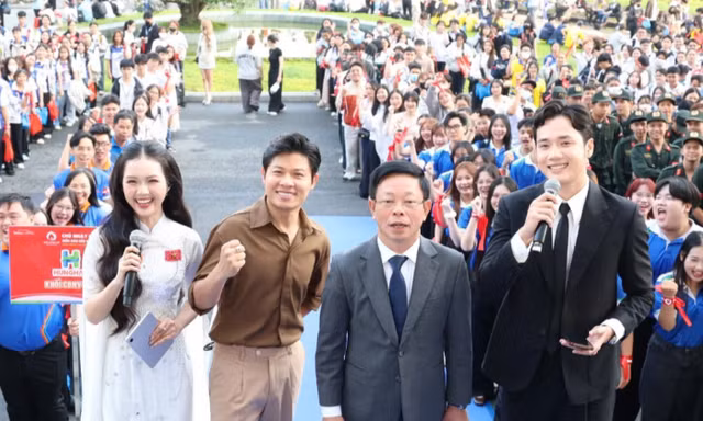 Hàng nghìn sinh viên vỡ òa cùng Hoa hậu Thanh Thủy, nhạc sĩ Nguyễn Văn Chung tại Chủ Nhật Đỏ