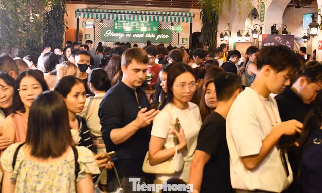 Cảnh tượng chưa từng có trước ngày kem Tràng Tiền đóng cửa