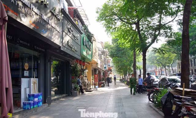 Ba phường kiểu mẫu ở trung tâm Hà Nội đồng loạt gỡ mái che, dẹp vỉa hè