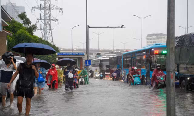 Mưa vượt công suất thoát nước, hồ Hoàn Kiếm nước dâng gần ngưỡng 8m