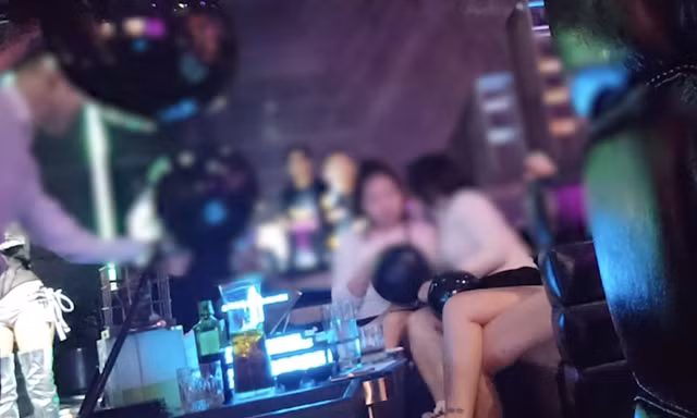 Chủ tịch Hà Nội yêu cầu xử lý tình trạng sử dụng 'bóng cười' trái phép trong quán bar