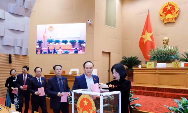 Các đại biểu bỏ phiếu bầu tại kỳ họp 