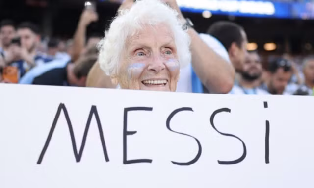 Cụ bà 100 tuổi theo chân Messi 