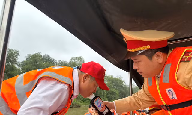 CSGT 'lập chốt' kiểm tra nồng độ cồn lái đò Chùa Hương