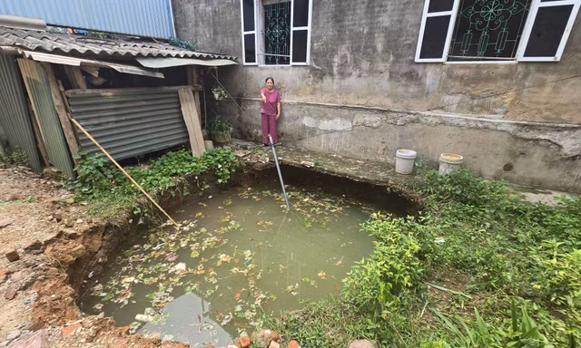 Sau tiếng động lớn, hố sâu 4m xuất hiện giữa khu dân cư 
