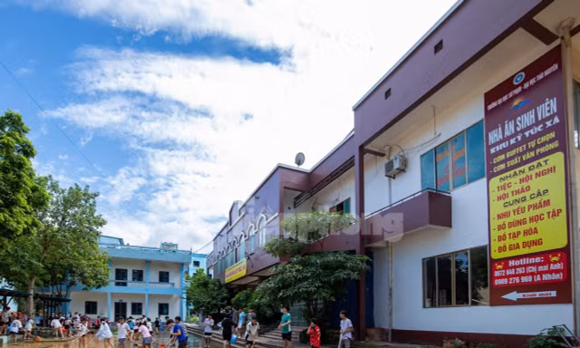 Đình chỉ nhân viên từ chối suất ăn từ thiện khi sinh viên đang bị cô lập