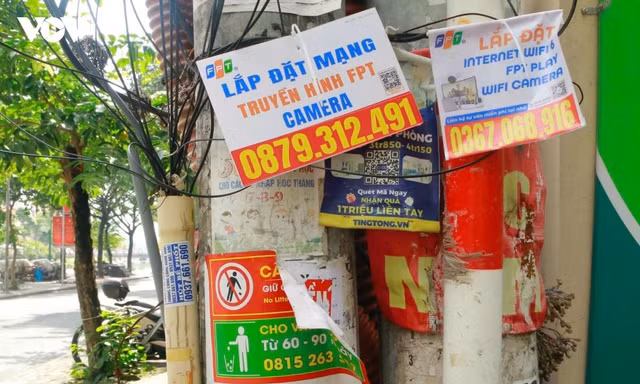 Hà Nội đề xuất phạt đến 20 triệu đồng khi treo quảng cáo trên cột điện sai phép 