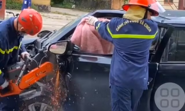  2 ô tô đâm nhau, phải cắt cánh xe đưa nạn nhân ra ngoài 