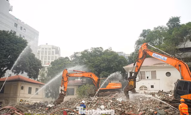 Phá dỡ công trình phía Đông hồ Hoàn Kiếm, liên tục phun nước dập bụi