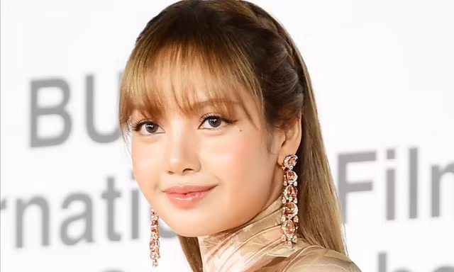 Lisa (BlackPink) táo bạo trên thảm đỏ LHP Busan