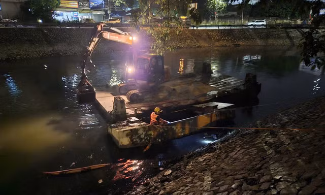 Hà Nội: Xuyên đêm nạo vét bùn trên sông Kim Ngưu