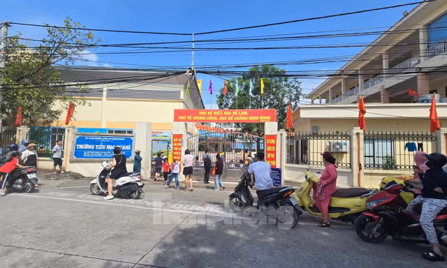 Đoàn liên ngành làm việc với trường học bị 'tố' đưa trứng, thịt bốc mùi vào bữa ăn của học sinh