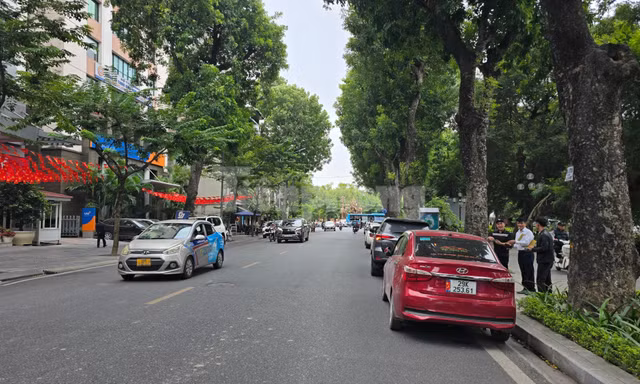 Camera AI 'phủ sóng' đường phố Hà Nội: Giảm vi phạm nhưng dân kêu trời vì thiếu bãi đỗ xe 